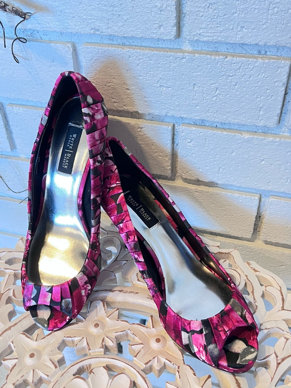 NEW BEAUTIFUL RUCHED APPLE BLOSSOM PEEP-TOE HEELS WHBM 6
